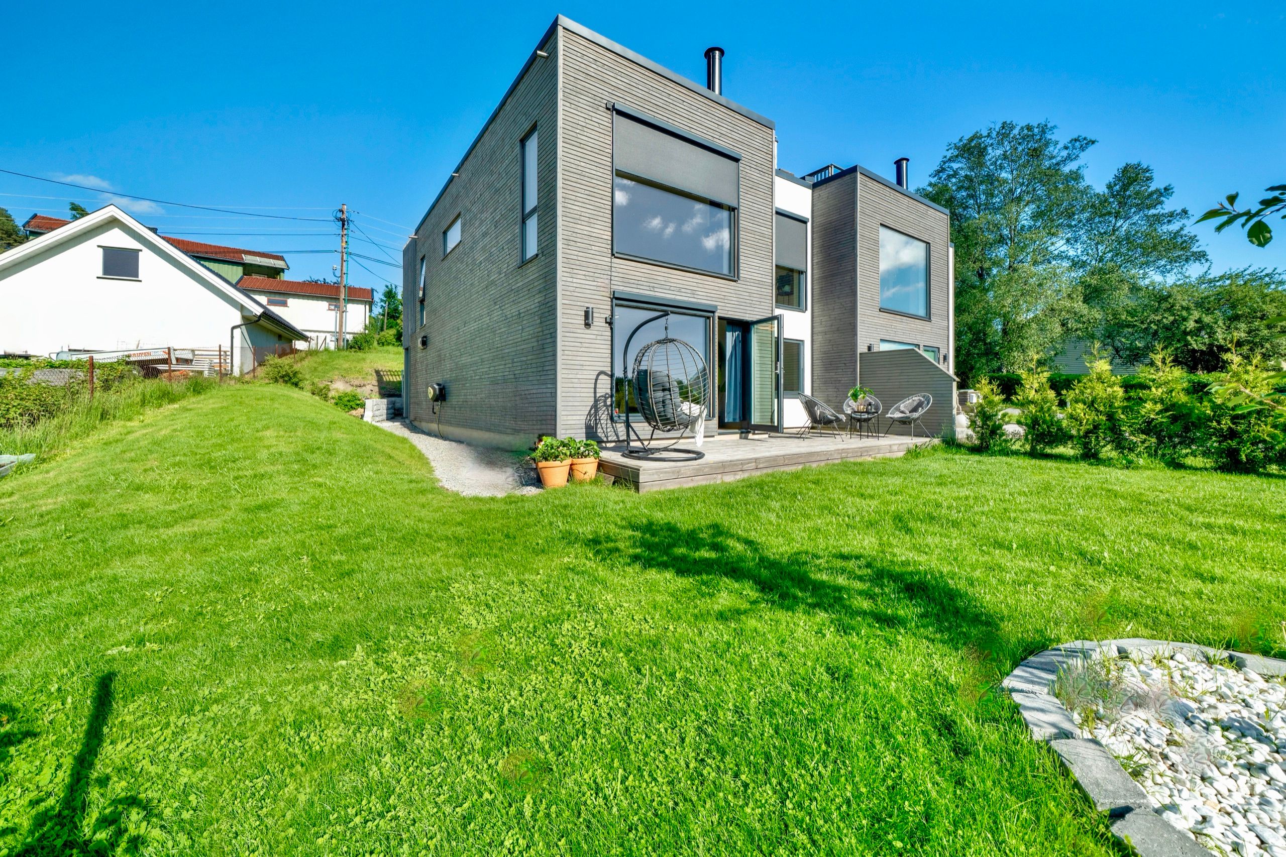 Flat, opparbeidet hage